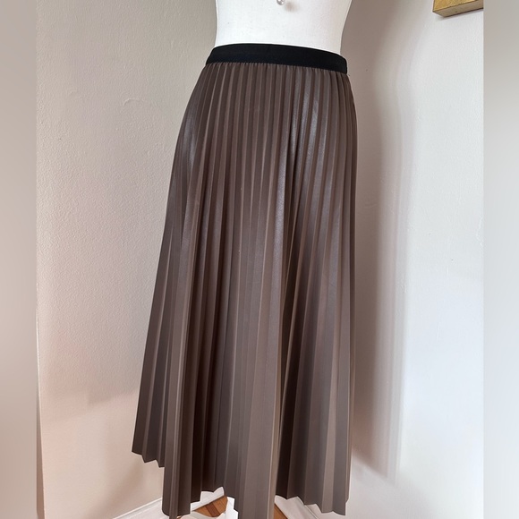 Long pleated skirt - Picture 2 of 4